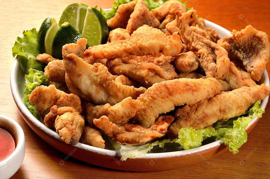 Porção generosa de tilápia frita com limão
